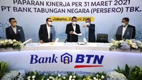 Direktur Utama PT Bank Tabungan Negara (Persero) Tbk. Haru Koesmahargyo melihat laporan keuangan bersama Jajaran Direksi Bank BTN Jasmin, Setiyo Wibowo, Andi Nirwoto, Nixon LP Napitupulu, Hirwandi Gafar, dan Eko Waluyo di Menara BTN, Jakarta, Kamis (22/4). Per 31 Maret 2021, laba bersih melesat 37% secara tahunan (year-on-year/yoy) dari Rp457 miliar di kuartal I/2020 menjadi Rp625 miliar walaupun berada di bawah tekanan pandemi.