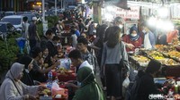 Deretan menu makanan khas Padang berjejer di trotoar Kramat, Jakarta. 