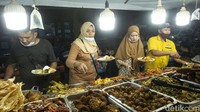 Di sini pengunjung dapat memilih sendiri menu makannya.