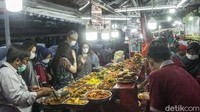 Mulai dari nasi kapau, bubur kampiun, lemang dan lain sebagainya dapat dipilih.