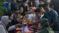 Saat bulan ramadhan nampak meja makan disiapkan hingga maju beberapa meter ke depan warung dan sedikit mengambil trotoar.