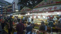 Berbagai hidangan minang dijual di sini.