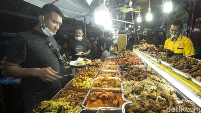 Lapeh Salero... Nikmatnya Berbuka Hidangan Minang di Senen Hidangan minang menjadi salah satu buruan warga untuk menikmatik berbuka puasa. Nah, salah satunya ada di kawasan Food Street Kramat, Jakarta Pusat.