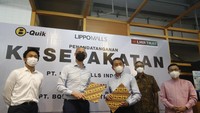 Naoto Ohashi, Vice President Director PT BQuik Otomotif Indonesia, Vincent Lennert Goettsch, President Director PT BQuik Otomotif Indonesia, Eddy Mumin, CEO PT Lippo Malls Indonesia, Roberto perwakilan Lippo Group, Anderson Chong, Mall Drector Pluit Village saat berfoto bersama.