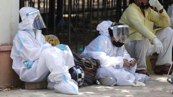 Makin Ganas! Kasus Corona di India Capai 300 Ribu Sehari Virus Corona di India terus mengganas. Pemerintah India pada Kamis (22/4) ini melaporkan lebih dari 300.000 kasus infeksi virus Corona selama 24 jam terakhir.