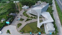 Masjid yang dapat menampung sekitar 1.200 jemaah ini disebut mengadaptasi bentuk topi adat (Iket Sunda). Dok. Jasa Marga