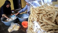 Pemilik usaha kue itu mengaku, meskipun mengalami penurunan permintaan saat pandemi COVID-19, kini produksi kue khas lebaran tersebut mulai bangkit kembali.