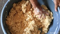 Perajin membuat adonan untuk pembuatan kue lebaran.