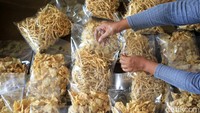 Beberapa kue yang dibuat seperti kue biji ketapang, stik dan kerupuk bawang.