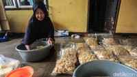 Perajin mengolah bahan makanan untuk dijadikan kue lebaran di industri kecil makanan rumahan Buaran, Tangerang Selatan, Kamis (22/4/2021).