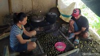Adapun kolang-kaling yang diolahnya berasal dari desa setempat maupun petik langsung dari pohon atau dikenal dengan nebas. 