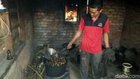 Kolang-kaling yang dipetik dari pohon tersebut, kemudian dipangkasi terus diolah. Adapun prosesnya kolang-kaling yang masih ada kulitnya direbus, setelah itu baru dikupas. 