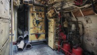 Melewati lorong sempit tampak kompartemen dengan mesin diesel, penerima radio di mana pesan terenkripsi sekali bisa dikirim dan diterima, titik informasi pusat, set RADAR dan SONAR, juga sebagai periskop serangan yang digunakan untuk mencari dan melakukan pelacakan target.  