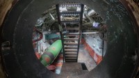 Dengan memanjat dan merangkak, bisa terlihat kompartemen haluan dengan enam tabung torpedo bersama dengan torpedo tiruan yang besar.  