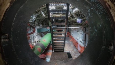 Mengintip Jeroan Kapal Selam Era Soviet yang Terbengkalai