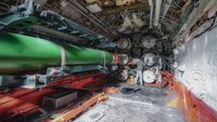 Kapal selam ini mampu membawa total 22 torpedo, sepuluh di antaranya berada di dalam tabung, dan dua belas lainnya sedang menunggu penempatannya ke dalam tabung.  