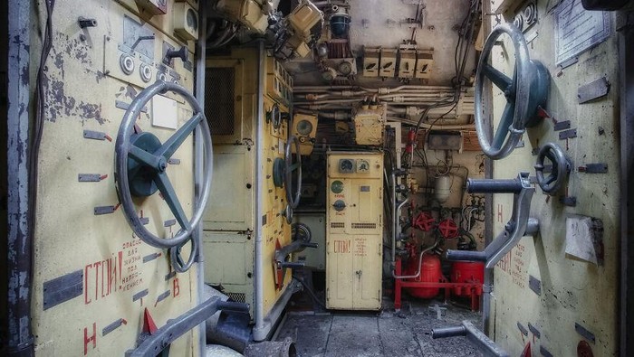 Mengintip Jeroan Kapal Selam Era Soviet yang Terbengkalai Kapal selam proyek 641, atau Foxtrot, ini merupakan kapal selam di zaman Soviet yang diakui sangat sukses.
