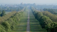 Kastil Windsor berdiri di daerah perbukitan, sehingga pemandangan yang di suguhkannya sangat indah dan menarik banyak wisatawan dan merupakan salah satu kastil terbesar abad pertengahan yang terletak di Inggris, tepatnya di Windsor, Bekshire, Inggris bagian barat.