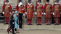 Ratu Inggris Elizabeth II saat menghadiri Parade dan Muster Angkatan Bersenjata di Kastil Windsor tahun 2012.  Kastil ini telah berumur 951 tahun yang dibangun pertama kali pada masa Raja William I sebagai benteng pertahanan pelindung kota London dan menara pengawas sungai Thames.