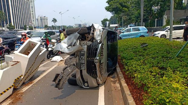 Mobil Tabrak Pembatas Jalur Sepeda