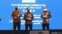 VP CSR Dept Bank Mandiri Diwangkoro Ratam (tengah) bersama Senior Manager CSR Dept Bank Mandiri Stanislaus Randy TH (kiri) dan AVP CSR Dept Bank Mandiri Mashuri saat menerima penghargaan Top CSR Award 2021 di Jakarta, Kamis (22/4). 