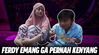 Dekat dengan putra Sule, Ferdy. Nathalie ini ternyata sering jajan makanan bareng. Ini kompaknya Nathalie dan Ferdy saat jajan siomay. Foto: YouTube/Instagram