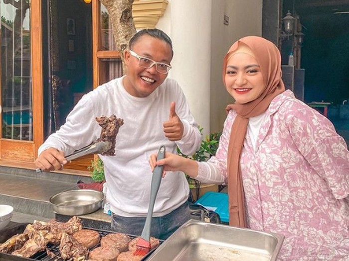 Nathalie Holscher dan Anak-anak Sule Suka Banget Jajan Makanan Bareng