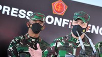Kapuspen TNI Mayjen TNI Achmad Riad (kanan) memberikan keterangan pers tentang KRI Nanggala 402 yang hilang kontak di Lanud I Gusti Ngurah Rai, Badung, Bali, Kamis (22/4/2021). ANTARA FOTO/Fikri Yusuf  