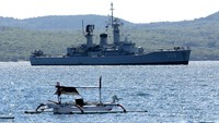 Proses pencarian dilakukan pagi maupun malam untuk menemukan kapal selam KRI Nanggala-402. ANTARA FOTO/BUDI CANDRA SETYA.