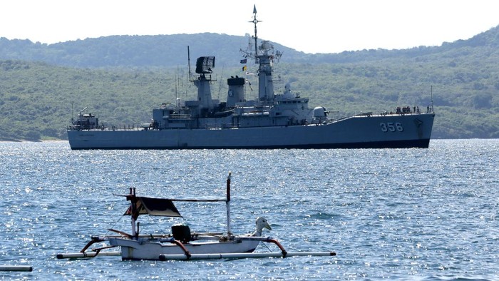 OPERASI PENCARIAN KRI NANGGALA 402 KRI Karel Satsuitubun 356 bersiap sandar di Pelabuhan Tanjung Wangi, Banyuwangi, Jawa Timur, Kamis (22/4/2021). Sejak KRI Nanggala 402 dinyatakan hilang kontak saat menggelar latihan penembakan rudal di laut utara Bali, sebanyak lima KRI mulai disiagakan di Pelabuhan Tanjung Wangi dan Pangkalan TNI AL Banyuwangi. ANTARA FOTO/Budi Candra Setya/wsj.