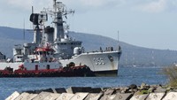 Sebanyak lima KRI dan satu helikopter dengan total 400 personel dikerahkan untuk melaksanakan operasi pencarian kapal selam tersebut yang hilang kontak di perairan utara Bali sejak Rabu (21/4) kemarin. ANTARA FOTO/Budi Candra Setya  