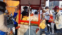Gerobak es kelapa yang berada di depan Masjid Al-Falah ini juga selalu ramai pembeli sejak pukul 16.00 WIB. Es kelapanya segar disajikan dengan sirup gula. Harganya Rp 10 ribu per bungkus. Foto: detikFood/Yenny Mustika Sari