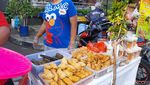 Jajan Es Buah dan Pastel Isi Bihun di Pasar Takjil Benhil