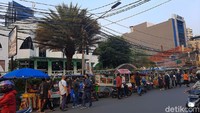 Pasar takjil Benhil ternyata masih jadi primadona warga Jakarta saat Ramadhan. Suasananya tetap meriah walaupun masih di tengah pandemi. Foto: detikFood/Yenny Mustika Sari