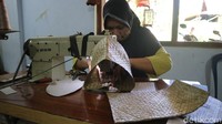 Dia adalah Nunung Ervana (37) warga Desa Piji Kecamatan Dawe. Peci berbahan daun pandan buatannya laris manis saat bulan Ramadhan. Bahkan sudah terjual sampai hingga Mesir dan Italia. 