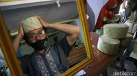 Saat ditemui Nunung begitu sapaan akrabnya sedang sibuk menata peci pesanan. Terlihat setiap peci tengah dibungkus dan siap untuk dikirim. 