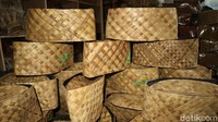 Nunung mengatakan menekuni usaha membuat peci sudah satu tahun. Namun peci yang berbahan anyaman daun pandan baru ditekuni sejak setengah tahun belakangan ini. 