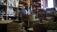 Nunung mengatakan awalnya membuat peci dari anyaman daun karena keberadaan anyaman daun pandan yang mulai jarang ditemui. Padahal tanaman pandan begitu melimpah di wilayah Dawe. Maka kemudian dia membuat peci yang berbahan daun pandan. 