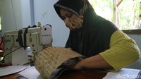 Proses pembuatan peci dari anyaman daun pandan cukup lama. Mulai dari mengambil daun pandan, memisahkan dengan duri, mengeringkan, hingga menganyam. Pembuatan peci berbahan daun pandan sekitar dua pekan. 