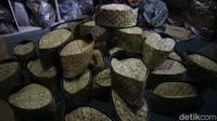 Peci tersebut dikerjakan belasan karyawan. Setiap hari bisa membuat sampai 3 kodi peci berbahan daun pandan.