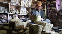 Nunung mengatakan penjualan peci meningkat sampai 40 persen selama bulan Ramadhan. Peci buatannya sudah merambah di seluruh daerah di Indonesia. Bahkan sudah sampai ke Mesir, Pakistan dan Italia. Harga peci berbahan daun pandan dipatok dengan harga cukup murah. Satu pecinya dijual dengan harga Rp 40 ribu sampai Rp 85 ribu.