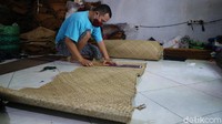 Warga di Kudus, Jawa Tengah ini membuat peci atau kopiah berbahan daun pandan.