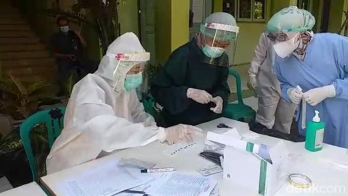 Pelaksanaan tes swab di MAN 1 Pati, Kamis (22/4/2021).