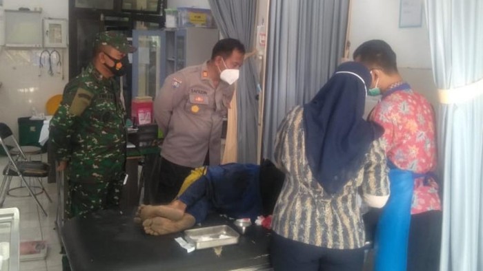 Buruh tani di Pasuruan membacok dua temannya saat bekerja memanen padi. Pelaku kalap karena sering di-bully korban.