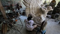 Patung Wahyu Kencana dibuat dari bahan Resin sehingga terbentuk menjadi Fiber.  