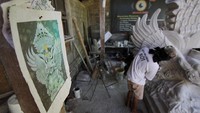 Patung yang dipesan oleh penggemar karya seni bernama Wahyu tersebut sengaja dibuat mirip dengan Patung Garuda Wisnu Kencana.  
