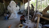 Perajin membuat Patung Wahyu Kencana di rumahnya Tempel, Sukoharjo, Jawa Tengah, Kamis (22/4).   