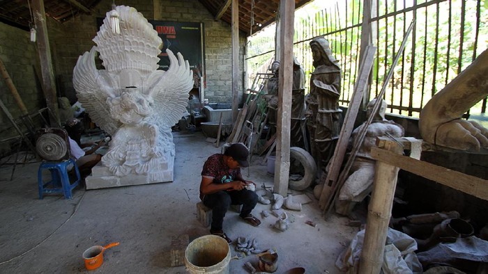 Perajin membuat Patung Wahyu Kencana di rumahnya Tempel, Sukoharjo, Jawa Tengah, Kamis (22/4).