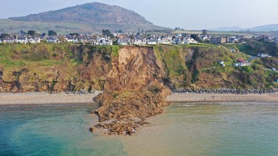 Tebing di Pantai Wales Mendadak Longsor
