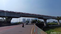 Di area Stasiun LRT Cibubur juga tampak rangkaian kereta yang sedang beristirahat. Kalau tidak salah, ada dua rangkaian yang membentang sehingga amat mudah dilihat ketika melintasi jalan di kawasan Cibubur.
